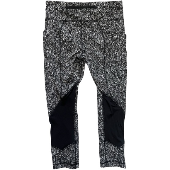 Lululemon Athletica Black Capri Leggings EUC 6 - Picture 3 of 6